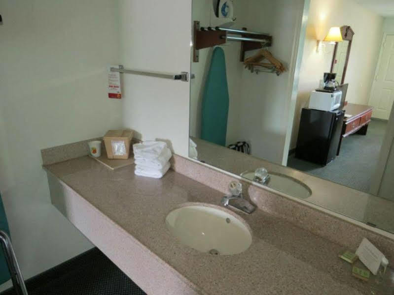 Super 8 By Wyndham Kingston Hotel Ngoại thất bức ảnh
